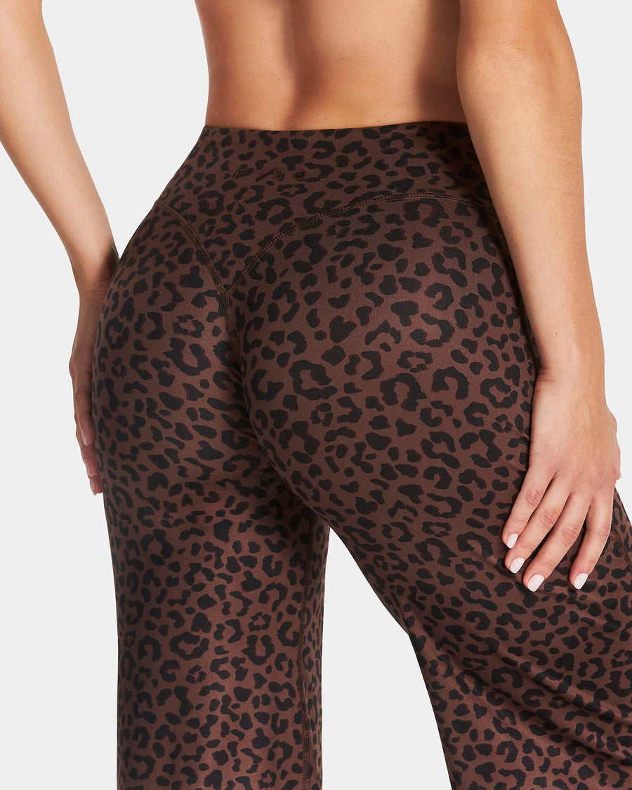 Pantalon à jambe droite et coupe longue Allrounder « Léopard Walnut »