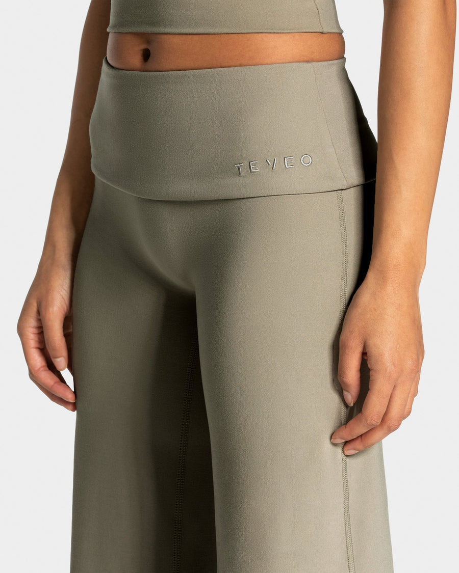 Pantalon à jambe droite et coupe longue Mellow Fold Over « kaki »