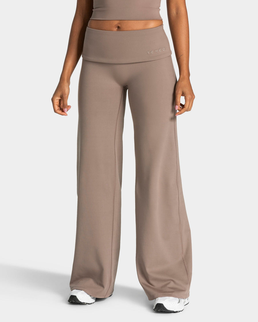 Pantalon à jambe droite et coupe longue Mellow Fold Over « moka »