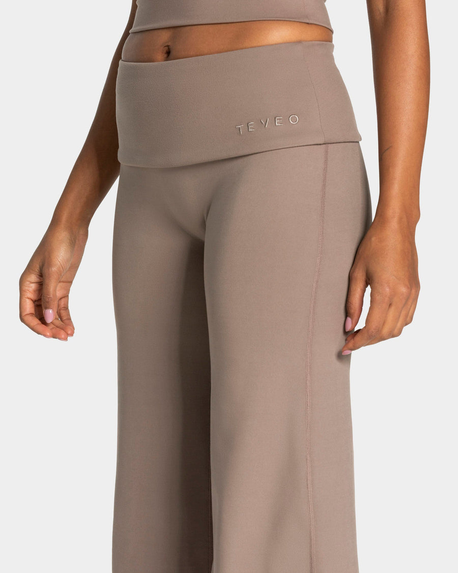 Pantalon à jambe droite et coupe longue Mellow Fold Over « moka »
